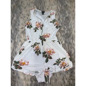 •Flower Print Romper•